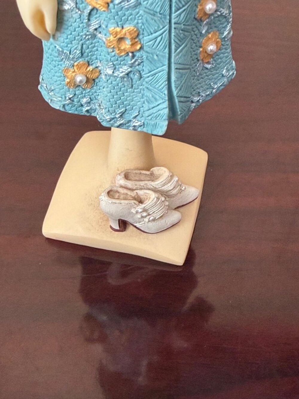 Vintage Women of the World Lady Elizabeth of London Resin Figurine 5.5" - Picture 9 of 12